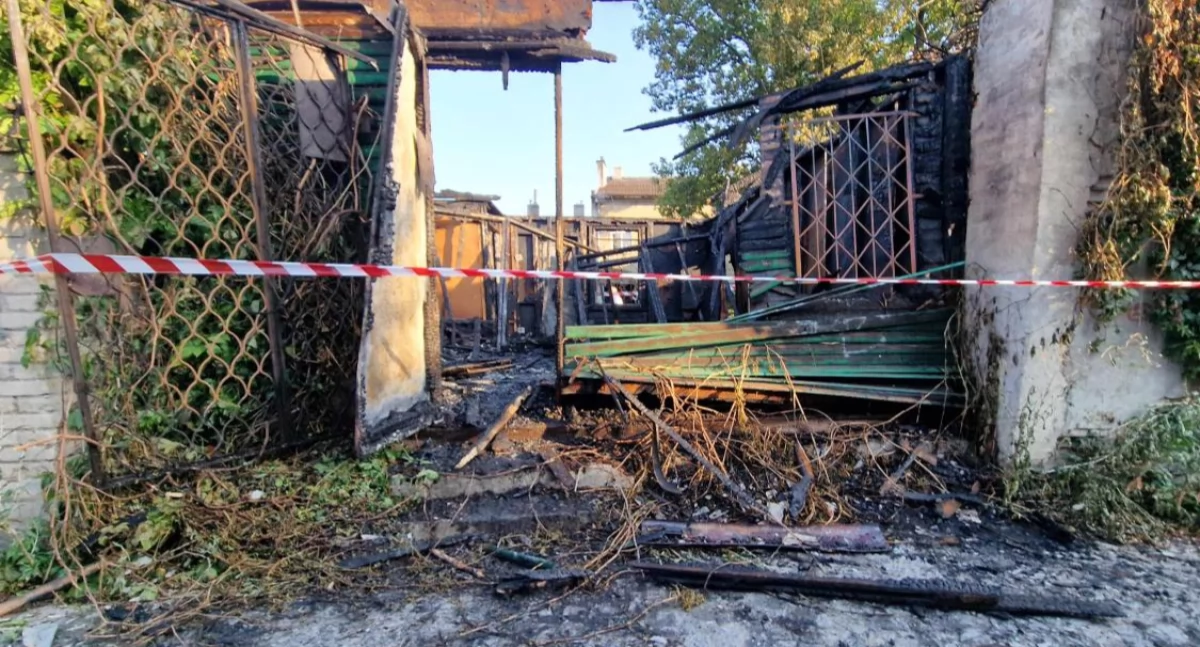 Straż pożarna, Nocny pożar Łowiczu ogniem walczyły cztery zastępy straży pożarnej (foto) - zdjęcie, fotografia