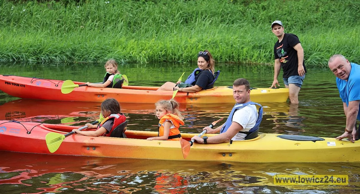 Starostwo Powiatowe, Rodziny rywalizują regatach kajakowych Bzurze (foto) AKTUALIZACJA - zdjęcie, fotografia