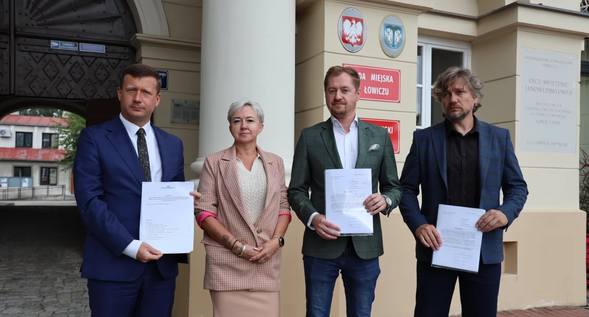 Urząd Miejski, Łowicz Konferencja prasowa radnych budowy tunelu (foto film) - zdjęcie, fotografia