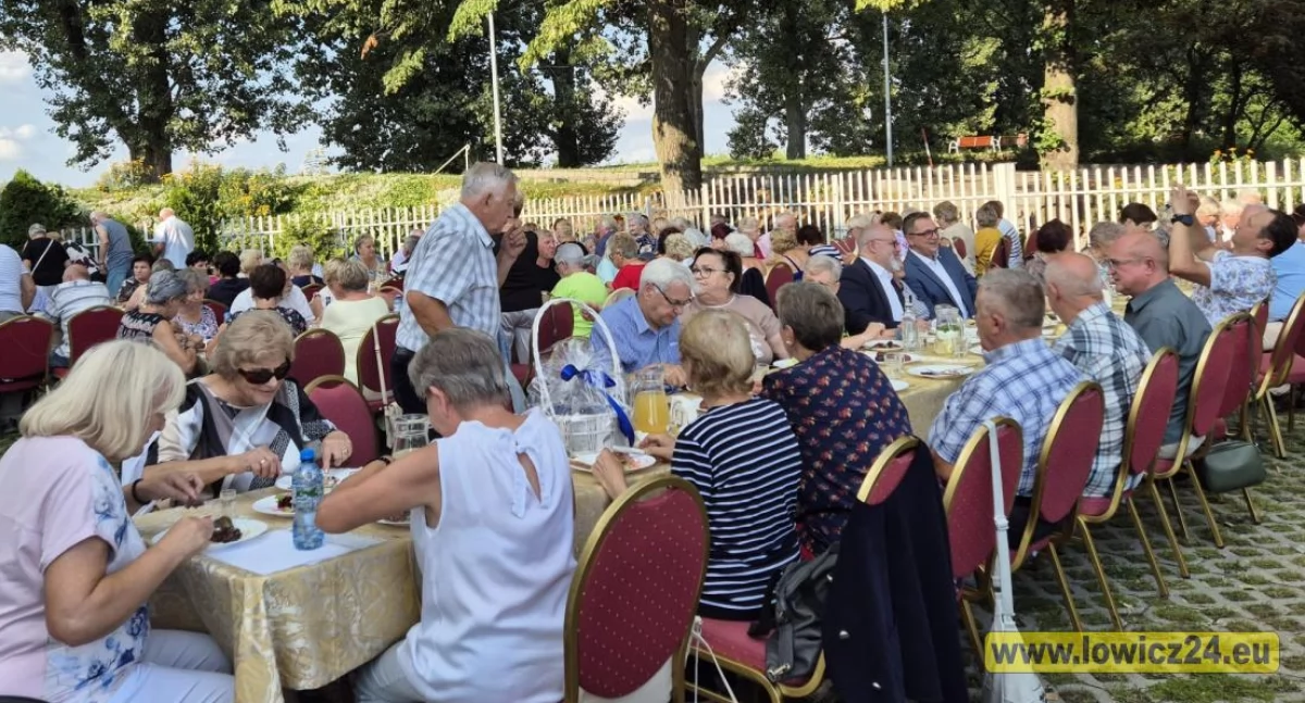 Spotkania, Łowiccy emeryci renciści bawili letnim spotkaniu grillu (foto) - zdjęcie, fotografia