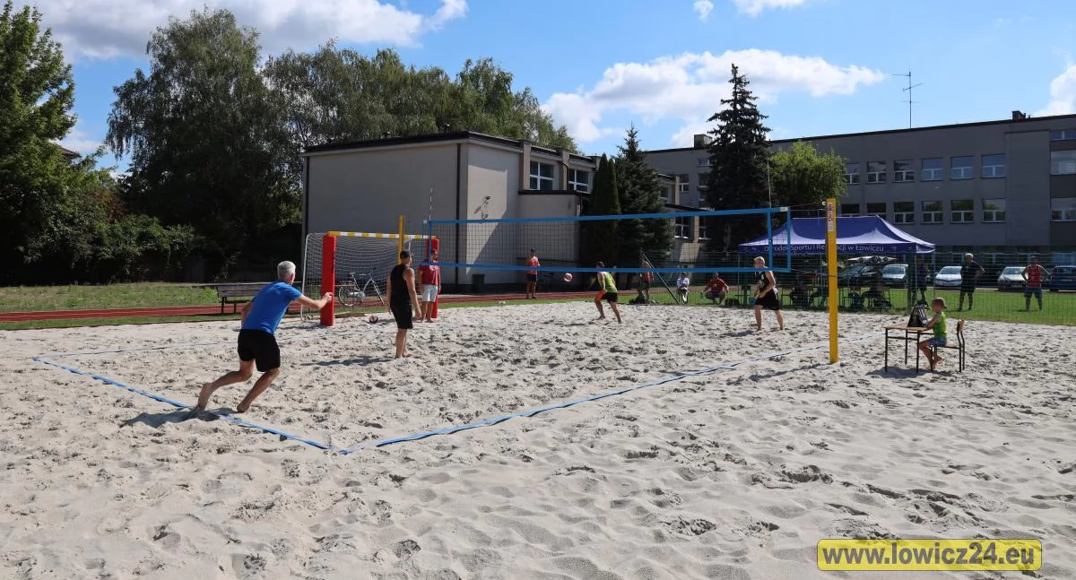 Siatkówka, Strożek Kobierecki zwycięzcami Mistrzostw Łowicza siatkówce plażowej oldboyów - zdjęcie, fotografia