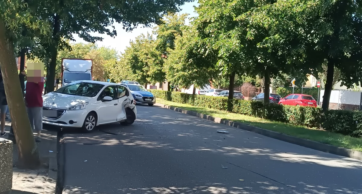 Wypadki i kolizje, Łowicz uszkodzone pojazdy zdarzeniu Alejach Sienkiewicza (foto) - zdjęcie, fotografia