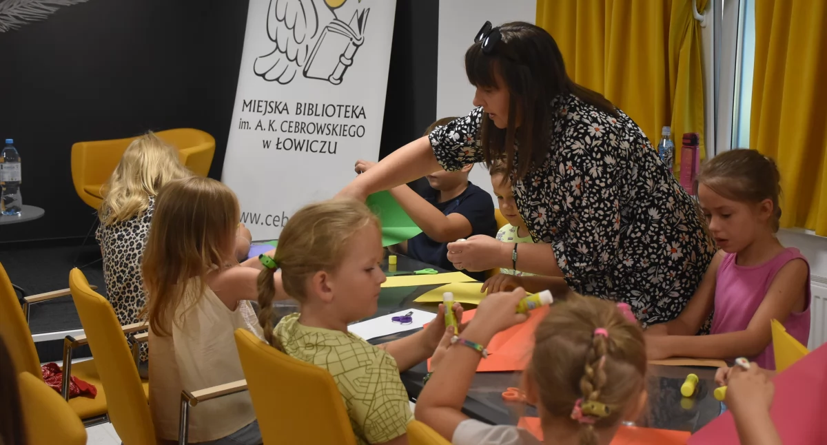 Spotkania, Prehistoryczne zawładnęły miejską biblioteką (foto) - zdjęcie, fotografia