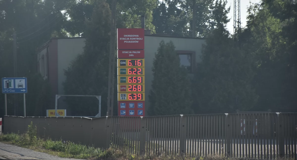 Wasze sprawy, zapłacimy paliwo łowickich stacjach benzynowych - zdjęcie, fotografia