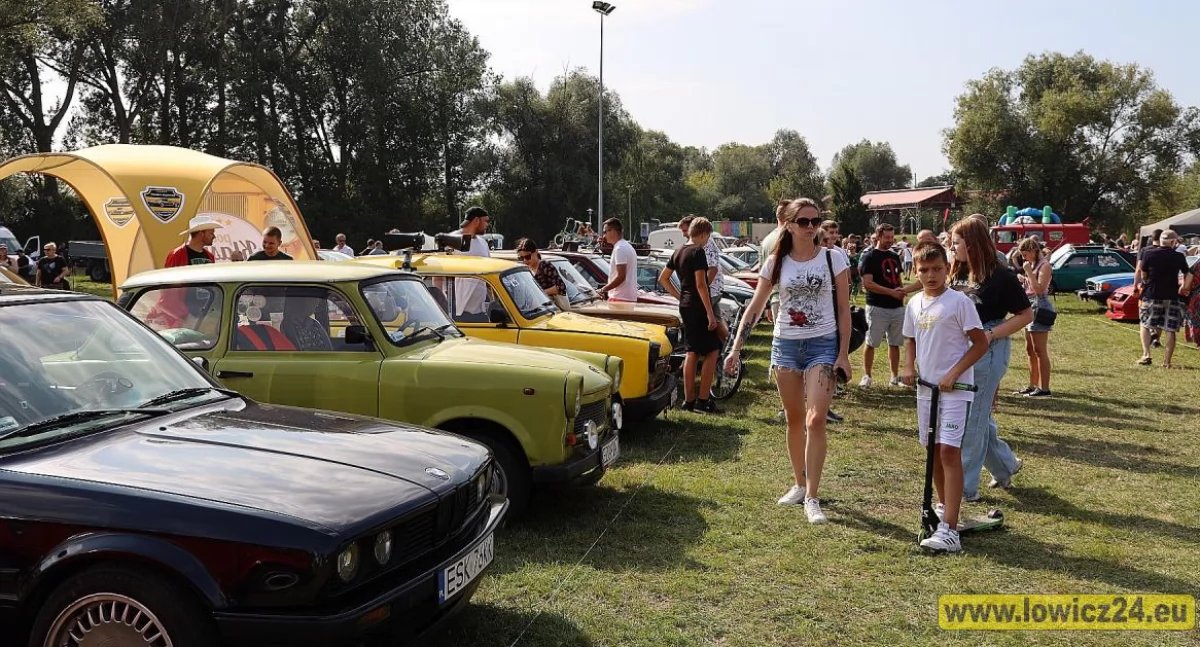 Spotkania, Miłośnicy Klasycznej Motoryzacji spotkali łowickich Błoniach (foto) - zdjęcie, fotografia