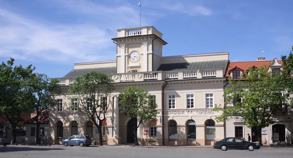 Urząd Miejski, Łowicz Kilka ofert montaż instalacji fotowoltaicznych miejskich budynkach SPROSTOWANIE - zdjęcie, fotografia