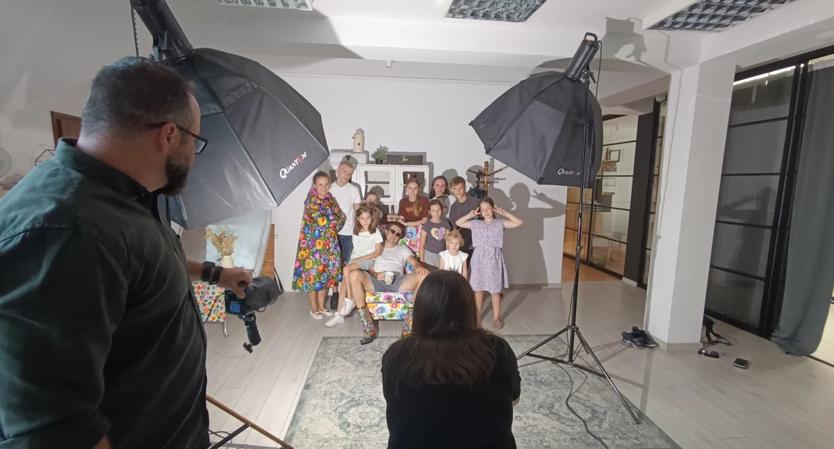 Spotkania, Młodzież wizytą barwnej siedzibie firmy „Folkstar” (foto) - zdjęcie, fotografia