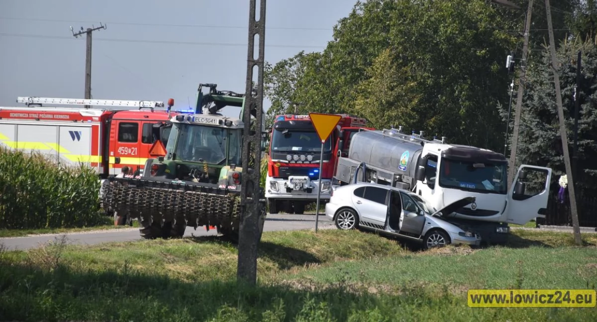 Wypadki i kolizje, Wypadek osobówki cysterną (foto) AKTUALIZACJA - zdjęcie, fotografia