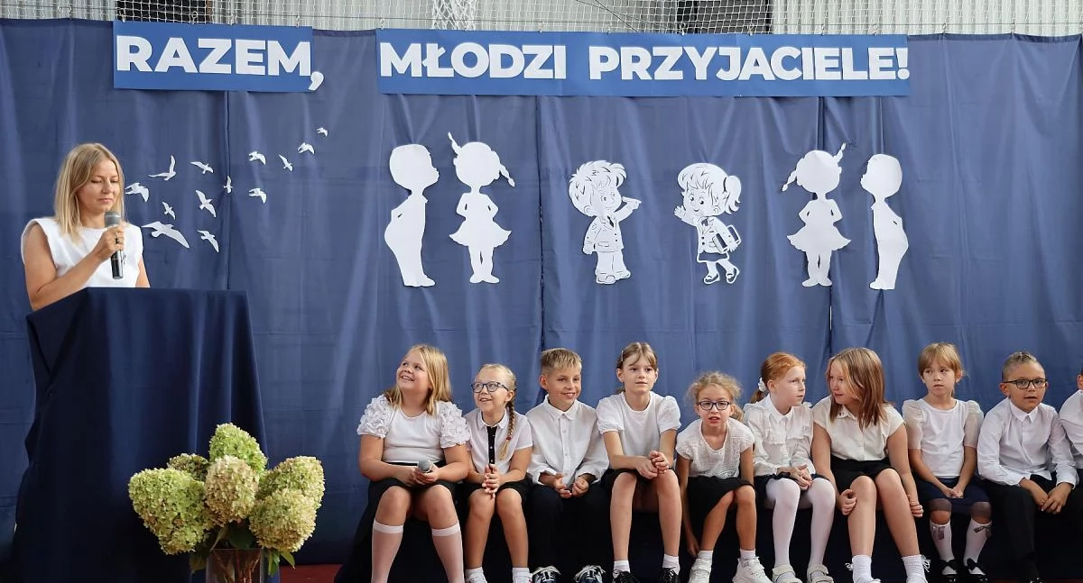 Szkoły, Rozpoczęcie szkolnego Szkole Podstawowej Łowiczu (foto film) - zdjęcie, fotografia