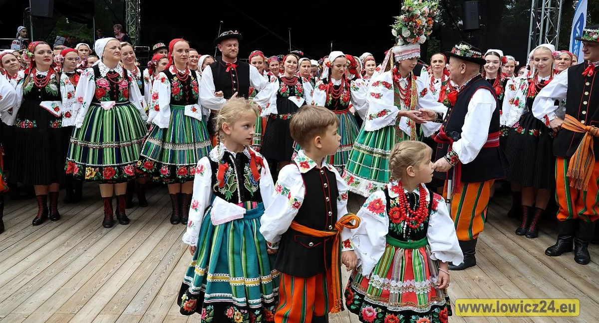 Urząd Miejski, Gwiozda Łowicko odsłoni pamiątkową tablicę - zdjęcie, fotografia