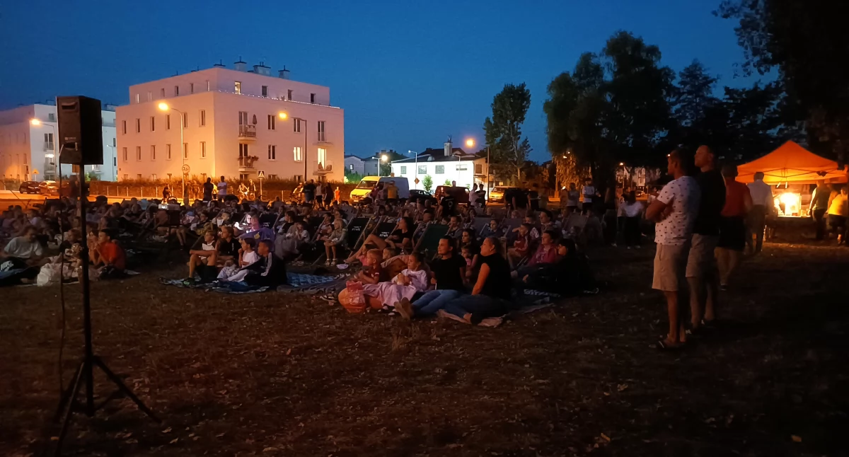 Kino, Mieszkańcy Korabki skorzystali plenerowego seansu filmowego (foto) - zdjęcie, fotografia