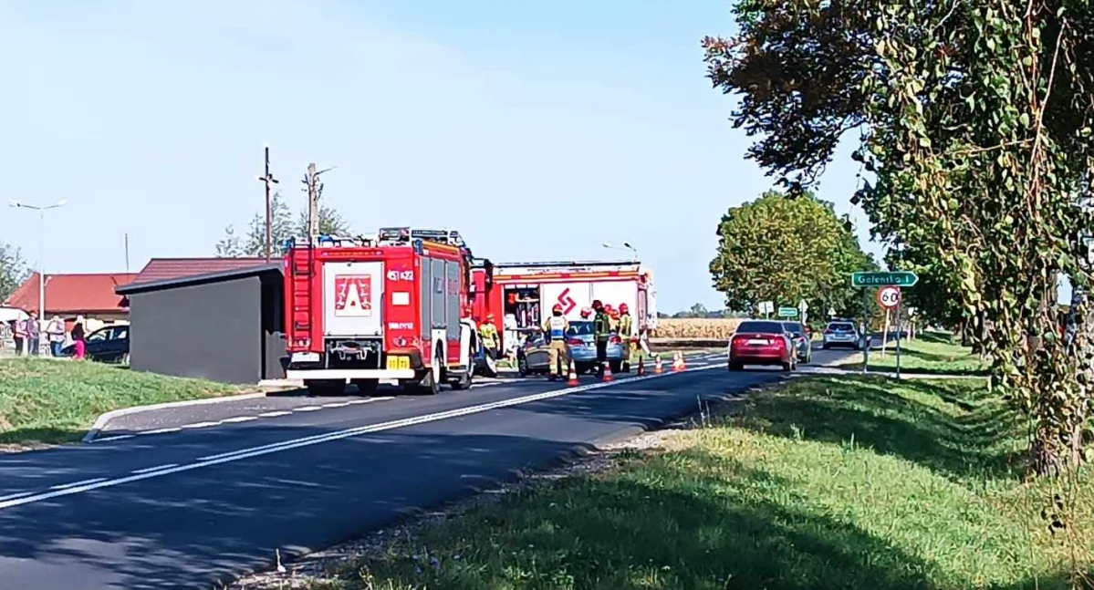 Wypadki i kolizje, Wypadek udziałem dwóch pojazdów Łowiczem Jedna osoba trafiła szpitala (foto) [AKTUALIZACJA] - zdjęcie, fotografia