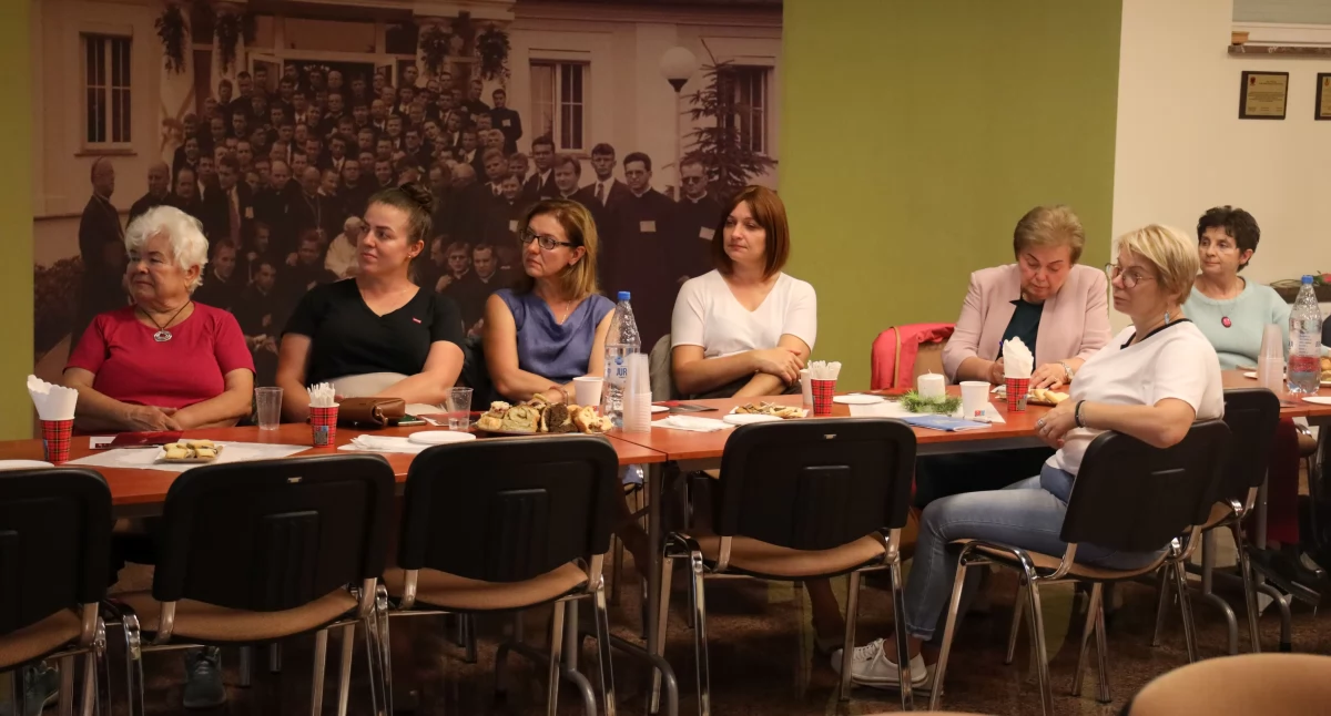 Kościół, Łowicz Konferencja kobiet „Życie (nie)doskonałe” (foto) - zdjęcie, fotografia