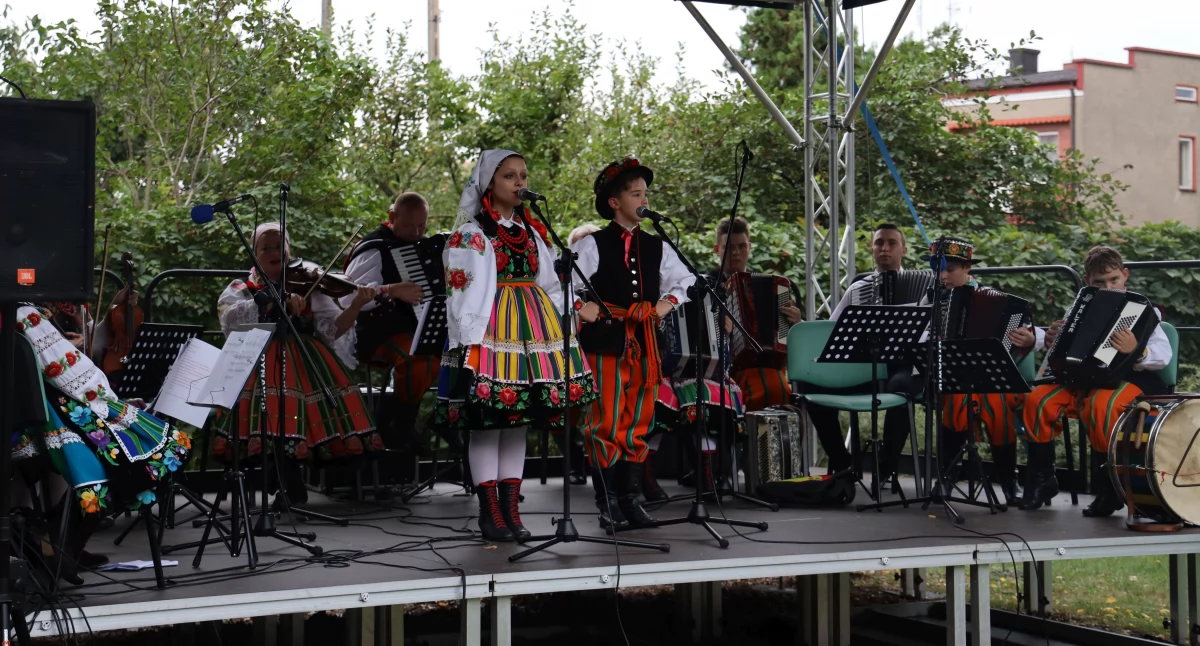 Koncerty, Łowicz Ostatni letni koncert baszcie muzyką ludową (foto film) - zdjęcie, fotografia