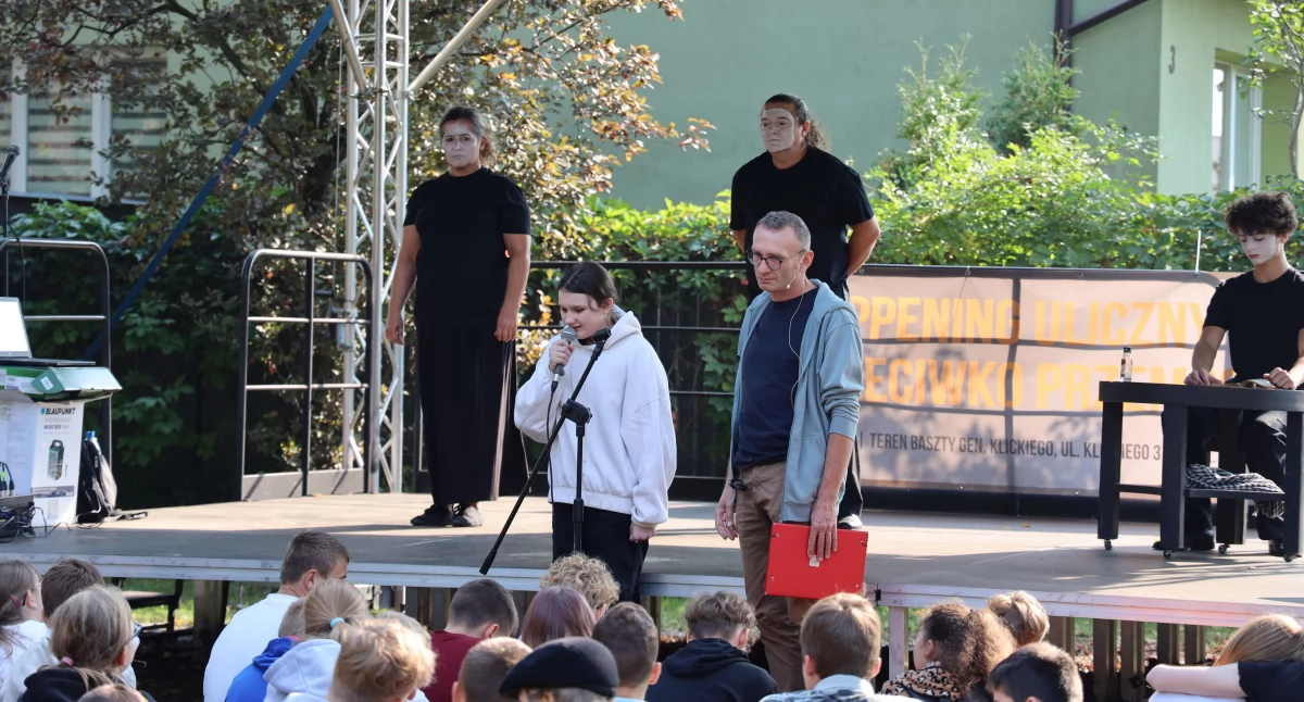 Spektakle, Happening przeciwko przemocy Łowiczu (foto) - zdjęcie, fotografia