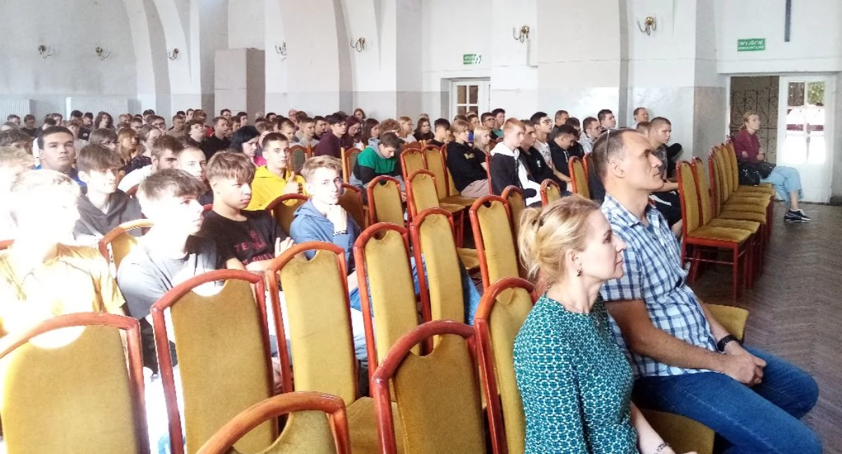 Szkoły, Uczniowie Łowiczu włączyli akcję Narodowe Czytanie (foto) - zdjęcie, fotografia