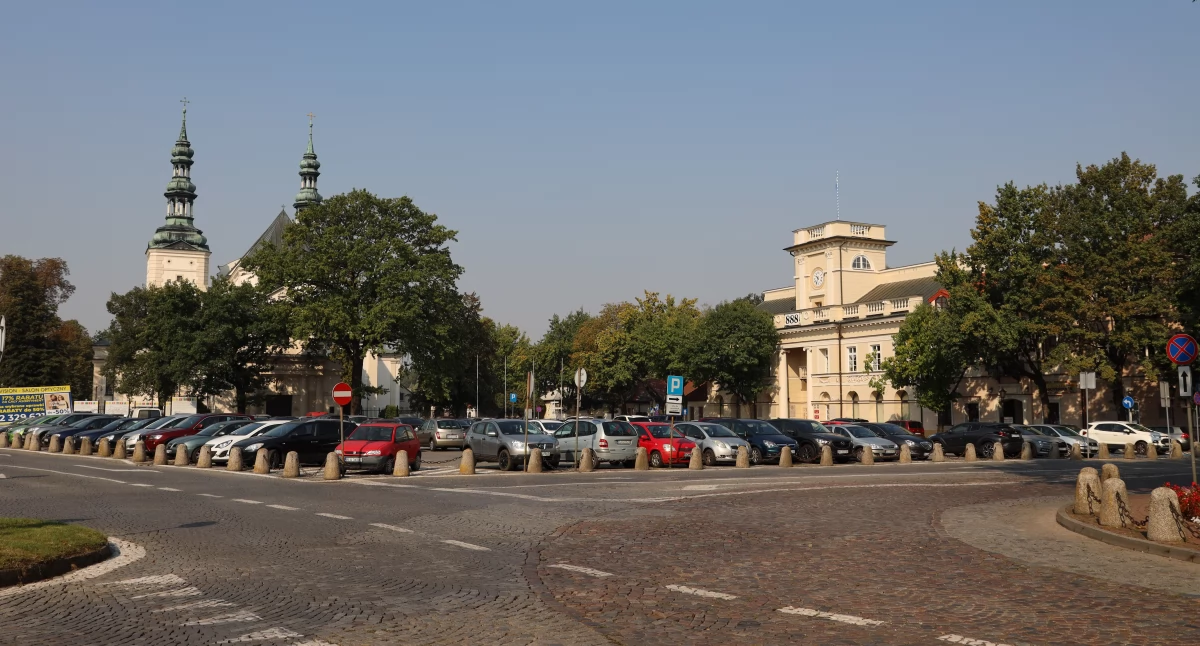Urząd Miejski, Samochody znikną płyty Starego Rynku Łowiczu Władze miasta mają pomysł - zdjęcie, fotografia
