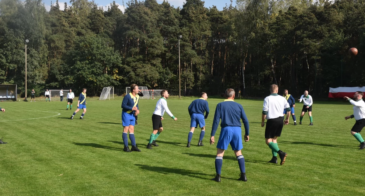 Piłka nożna, Retro Sportowe pożegnanie zbiórką darów powodzian (foto) - zdjęcie, fotografia