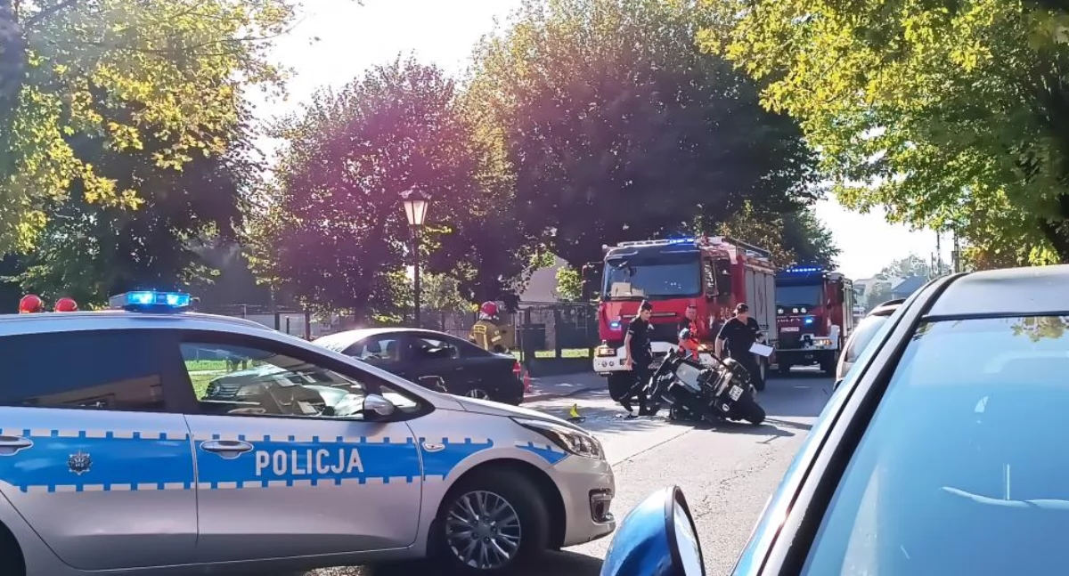 Wypadki i kolizje, Łowicz Zdarzenie udziałem policyjnego motocykla osobówki (foto) - zdjęcie, fotografia