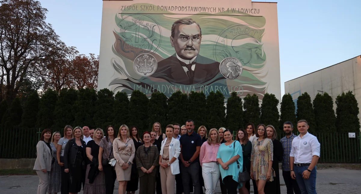 Szkoły, Łowicz Spotkanie absolwentów Ekonomika maturze (foto) - zdjęcie, fotografia