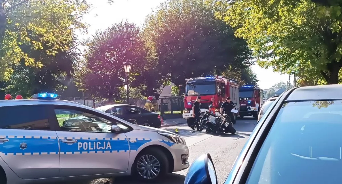 Wypadki i kolizje, Wypadek udziałem policyjnego motocykla Łowiczu doszło zdarzenia - zdjęcie, fotografia