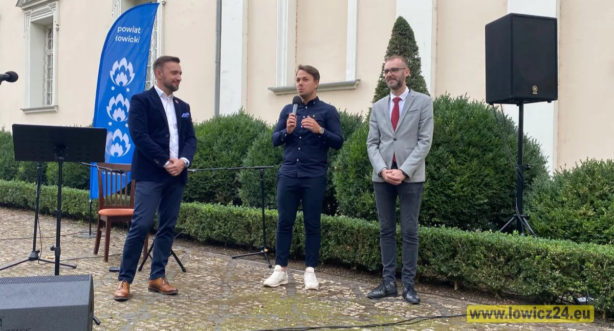 Starostwo Powiatowe, Zmodernizowana fontanna dźwiękach muzyki oddana mieszkańcom (foto film) - zdjęcie, fotografia