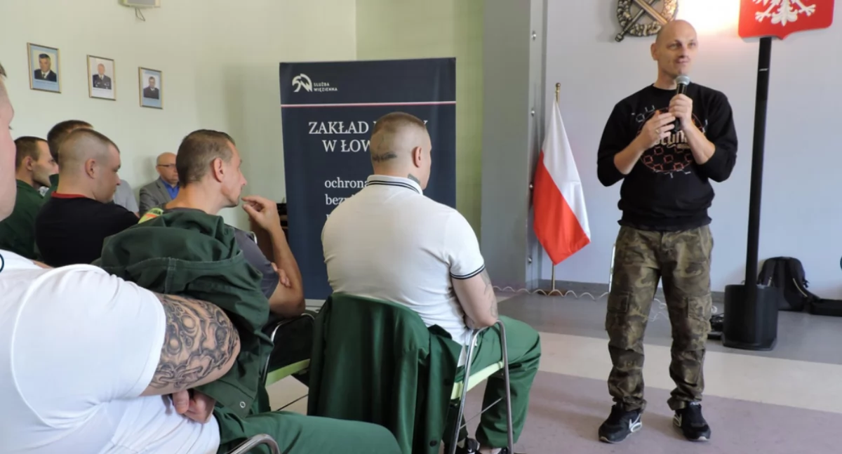 Zza krat, Marcin „Kryzys” Tyburczy wystąpił skazanych łowickiego więzienia - zdjęcie, fotografia
