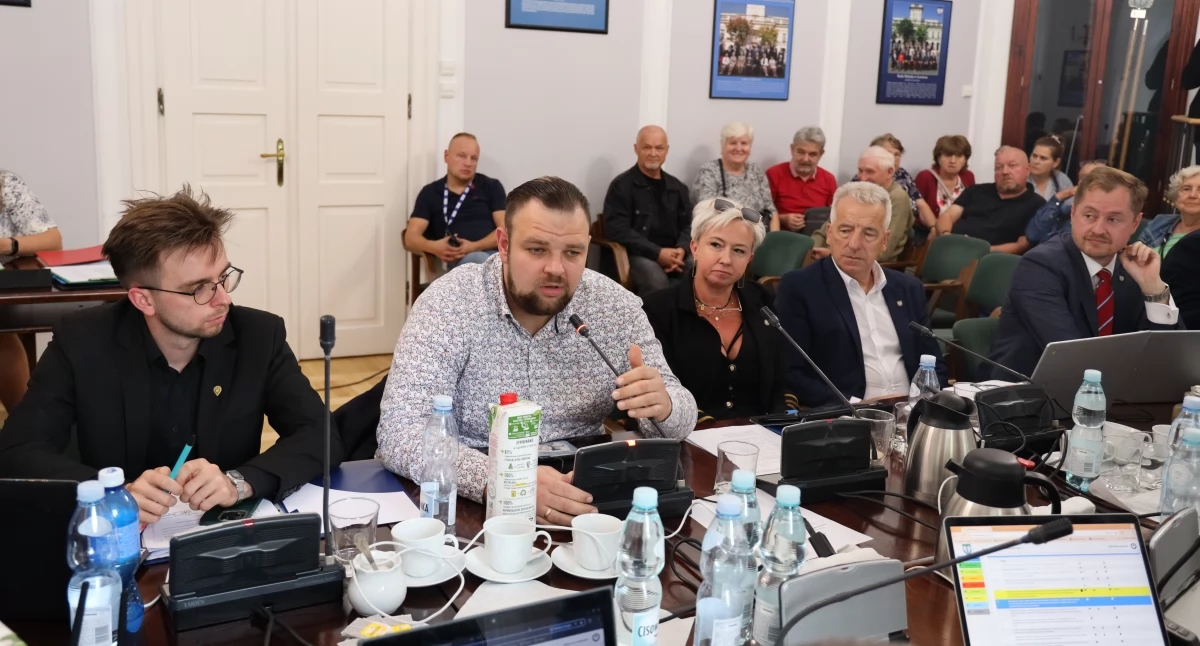 Urząd Miejski, Łowicz decyzji sprawie sprzedaży mieszkań komunalnych (foto) - zdjęcie, fotografia
