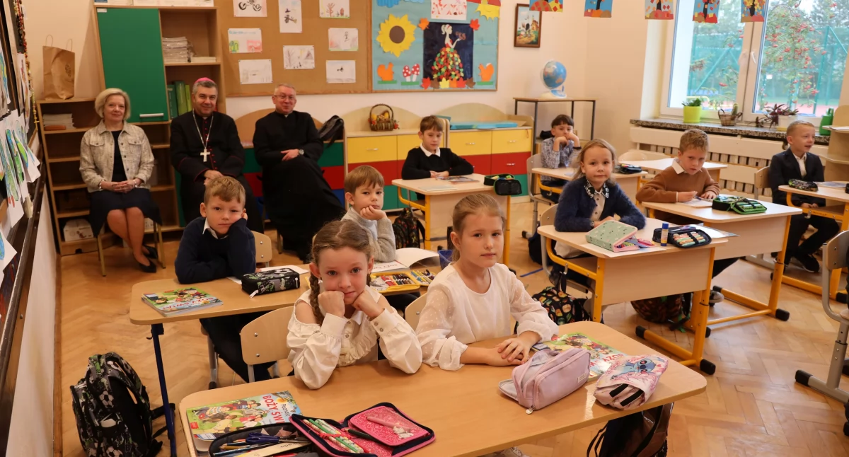 Szkoły, Wizytacja biskupa szkołach Łaguszewie Błędowie (foto) - zdjęcie, fotografia