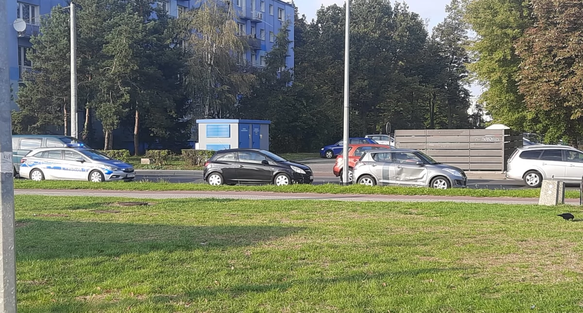 Wypadki i kolizje, Niegroźna kolizja ulicy Broniewskiego Łowiczu - zdjęcie, fotografia