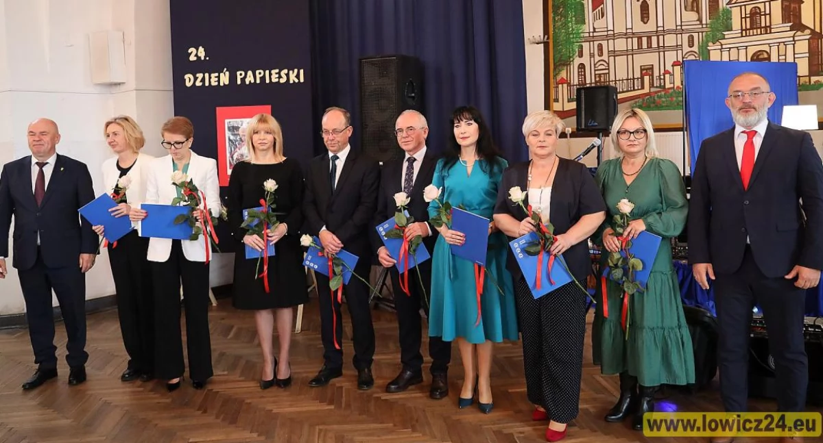 Szkoły, Powiat nagrodził dyrektorów najlepszych nauczycieli naszych szkół placówek (foto film) - zdjęcie, fotografia