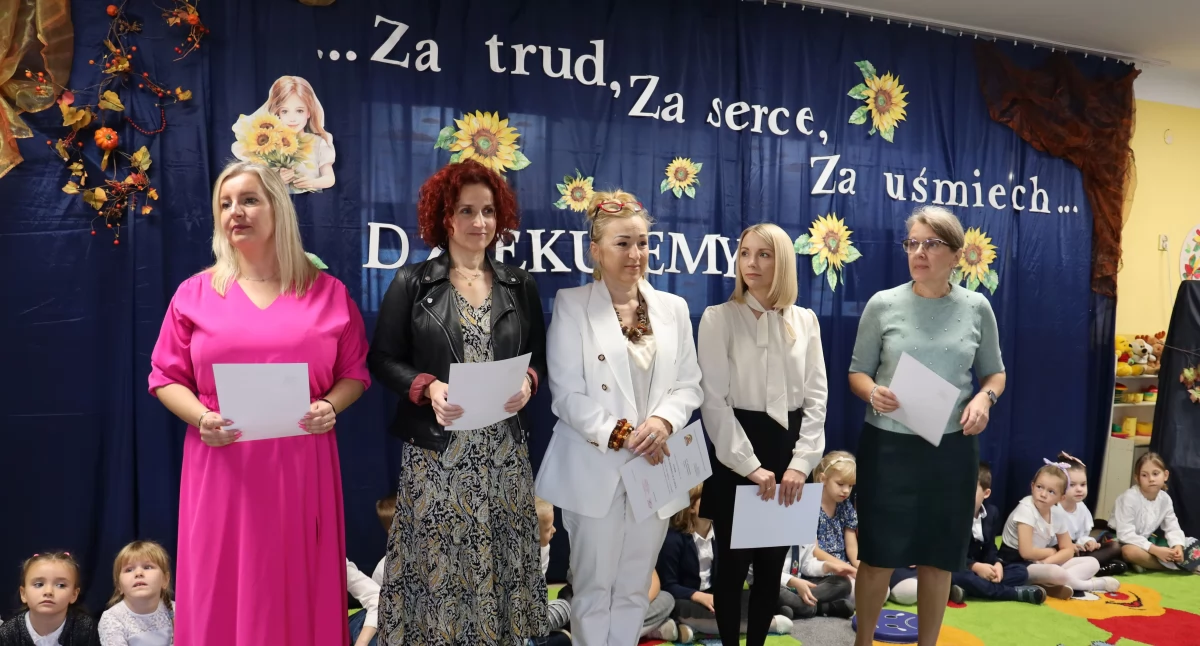 Przedszkola i żłobki, Dzień Edukacji Narodowej Przedszkolu „Pszczółka Maja” (foto film) - zdjęcie, fotografia