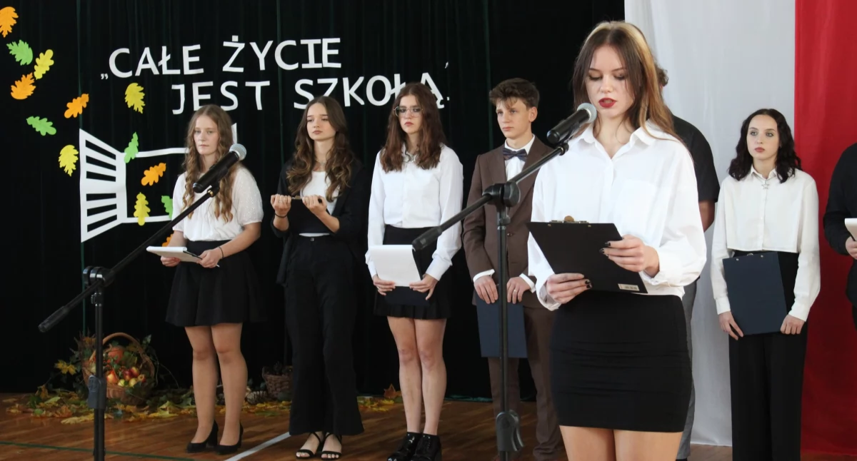 Szkoły, Zduńska Dąbrowa Ślubowanie pierwszych Dzień Edukacji Narodowej (foto) - zdjęcie, fotografia