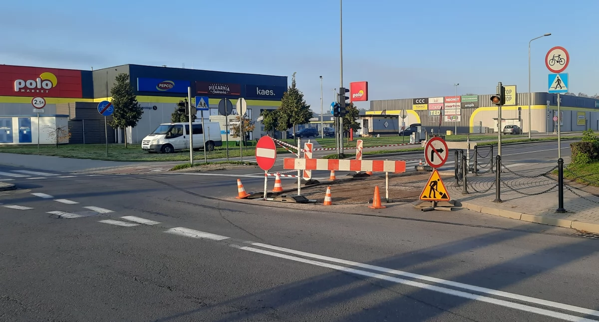 Inwestycje i remonty, Łowicz Utrudnienia skrzyżowaniu centrum handlowym (foto) - zdjęcie, fotografia