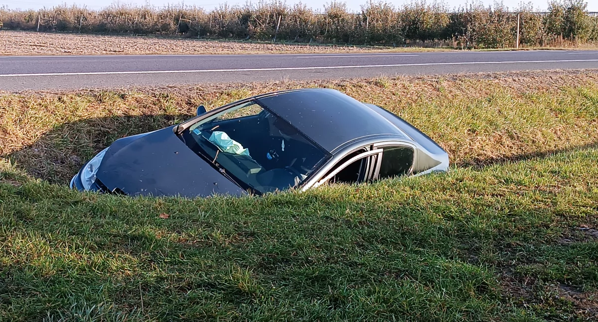 Wypadki i kolizje, Zabostów Mały niewyjaśnionych przyczyn zjechała (foto)[AKTUALIZACJA] - zdjęcie, fotografia