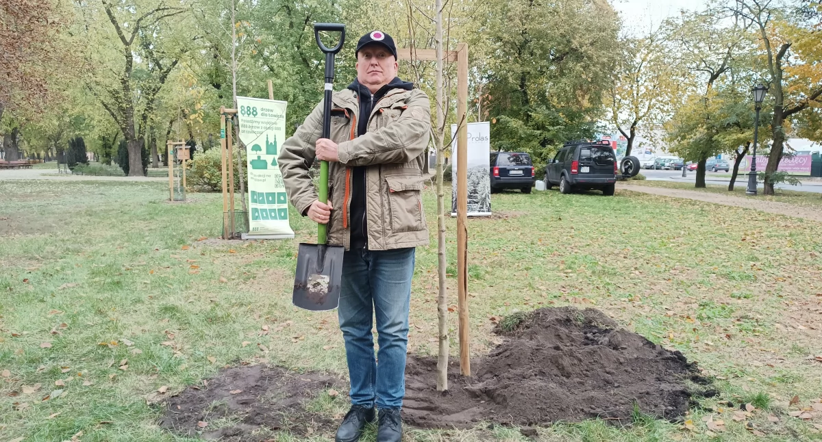 Ciekawostki, Piotr Bukartyk zasadził drzewo Łowiczu koniec niespodzianek Fundacji Prolas (foto) - zdjęcie, fotografia