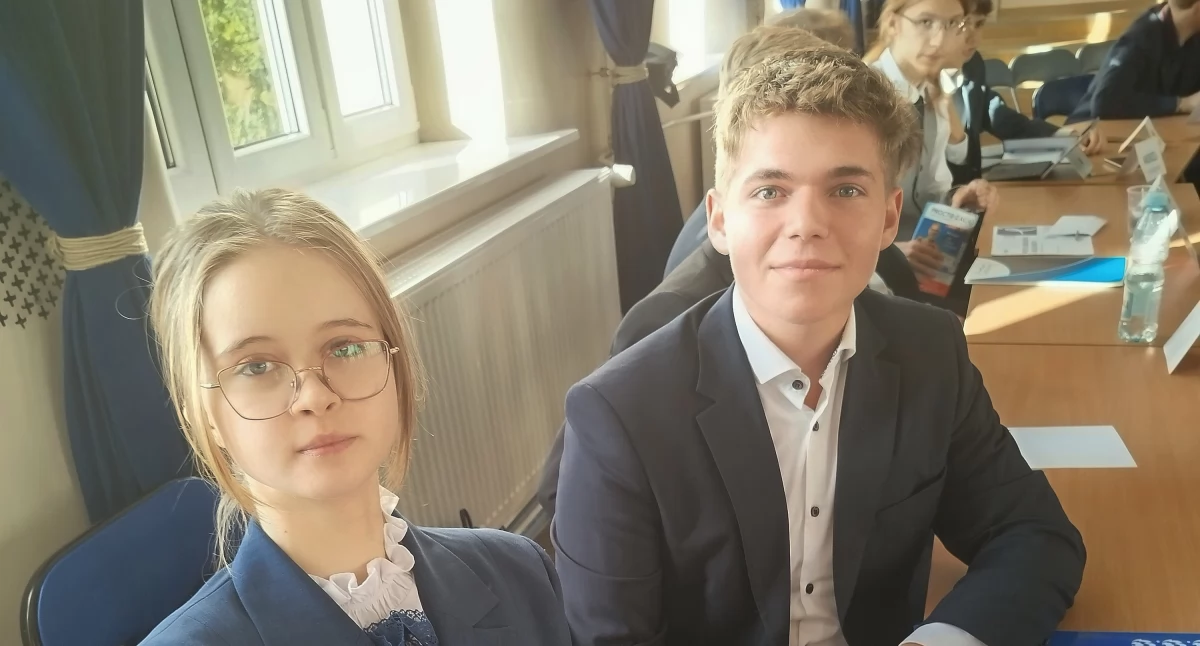 Szkoły, „Tylko uczniowie spośród szkół prowadzonych przez powiat łowicki obradach „Okrągłego Stołu Uczniowskiego” Łodzi - zdjęcie, fotografia