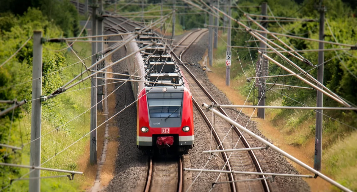 Transport i komunikacja publiczna, Zmiana czasu zimowy kursowanie pociągów - zdjęcie, fotografia