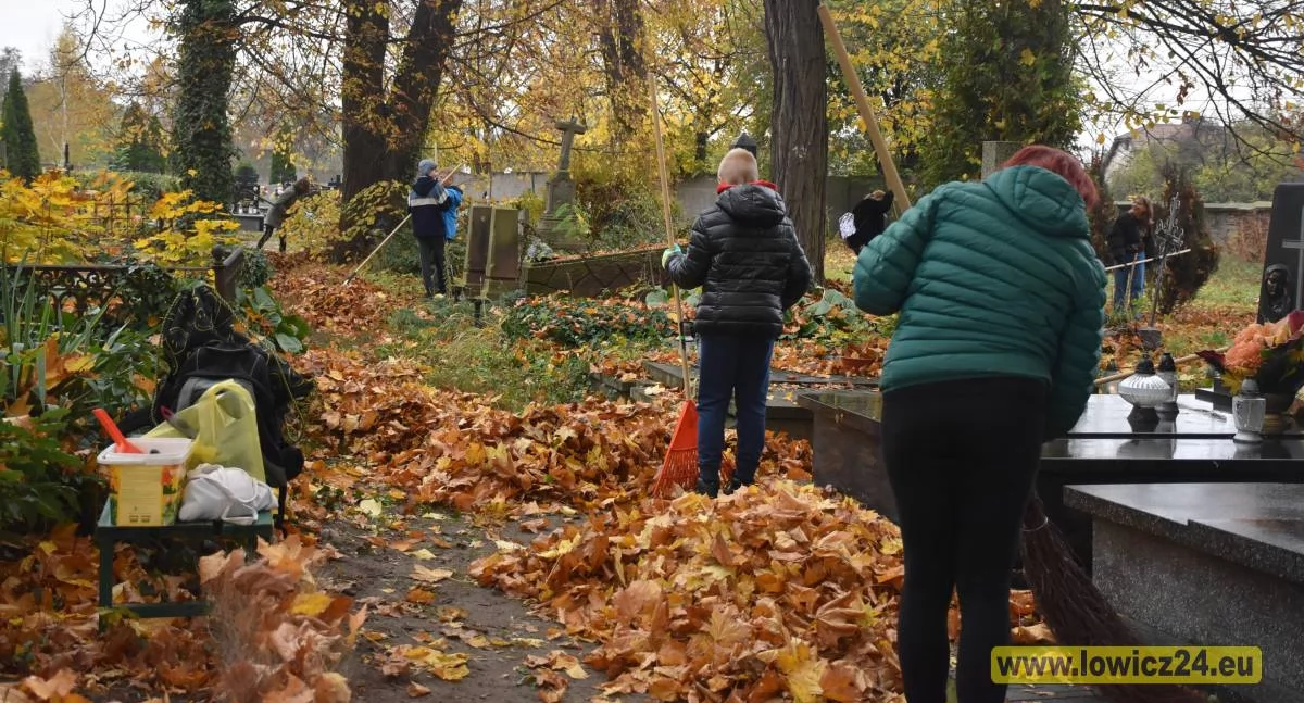 Wasze sprawy, Wspólnie posprzątają cmentarz ewangelicko augsburski Łowiczu - zdjęcie, fotografia