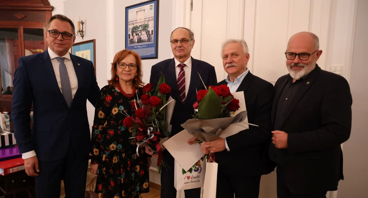 Urząd Miejski, Łowicz Podziękowania byłych dyrektorów miejskich jednostek (foto film) - zdjęcie, fotografia