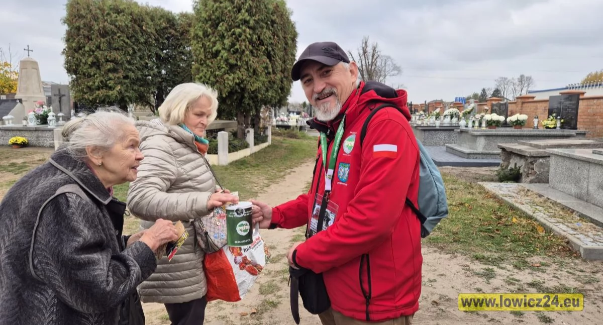 Akcje charytatywne, łowickich cmentarzach kwesta rzecz ratowania zabytkowych grobów (foto) - zdjęcie, fotografia