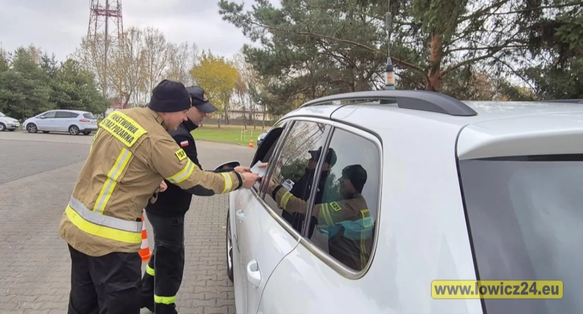 Straż pożarna, Zaparkuj strażaków Łowicza wspomóż zbiórkę Łukasza Sędala (foto) - zdjęcie, fotografia
