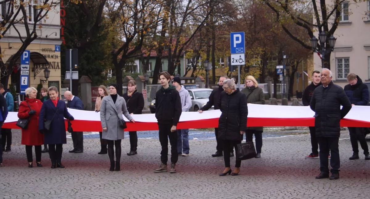 Uroczystości patriotyczne, Ulicami Łowicza poniosą metrową Flagę Niepodległej - zdjęcie, fotografia