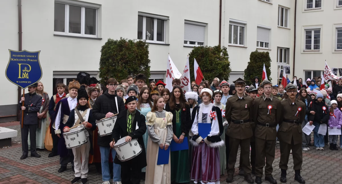 Szkoły, Patriotyczny pochód uczniów Pijarskich Szkół Królowej Pokoju (foto film) - zdjęcie, fotografia