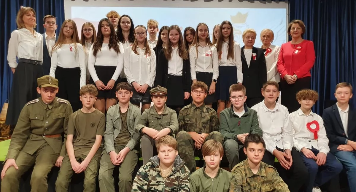 Szkoły, łowickiej Dwójce odzyskaniu przez Polskę niepodległości (foto) - zdjęcie, fotografia