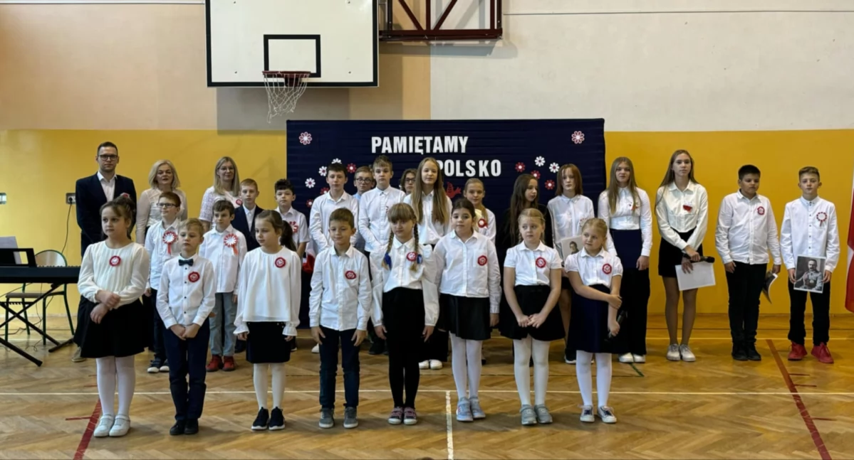 Szkoły, Patriotyczna akademia Szkole Podstawowej Niedźwiadzie (foto film) - zdjęcie, fotografia