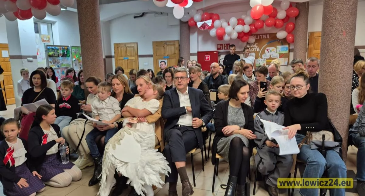 Szkoły, Szkołach Pijarskich wspólnie śpiewali Niepodległej (foto film) - zdjęcie, fotografia