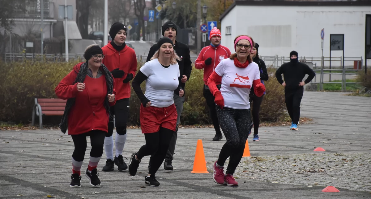 Turystyka i rekreacja, Biało czerwony parkrun Łowiczu (foto) - zdjęcie, fotografia