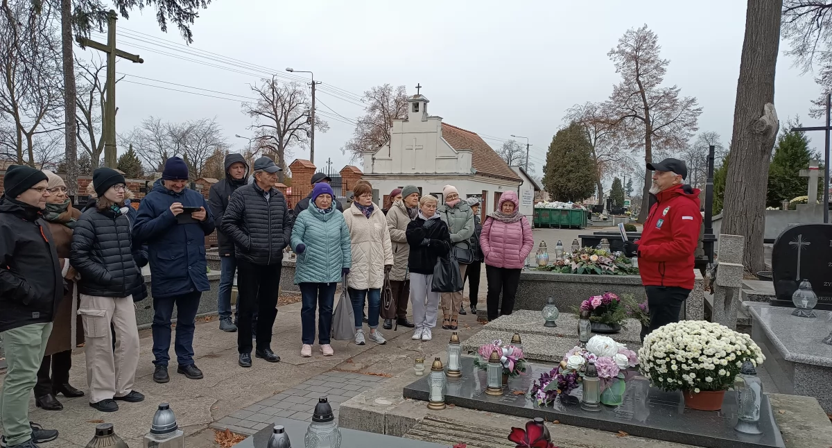 Spotkania, „Pokój cieniom” Zdzisław Kryściak oprowadził cmentarzu katedralnym (foto) - zdjęcie, fotografia