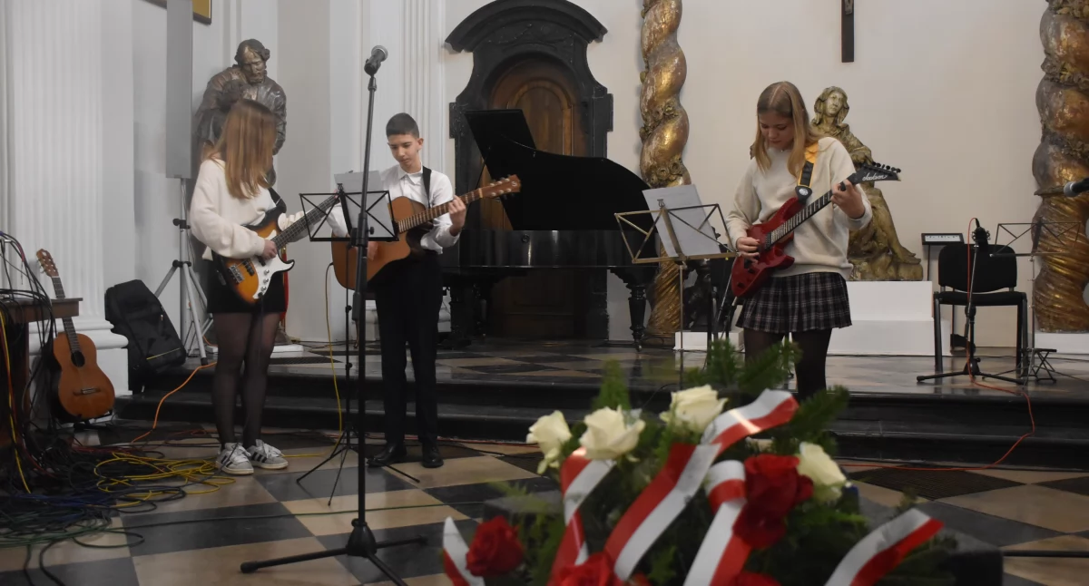 Koncerty, Patriotyczny koncert uczniów Centrum Edukacji Muzycznej (foto film) - zdjęcie, fotografia